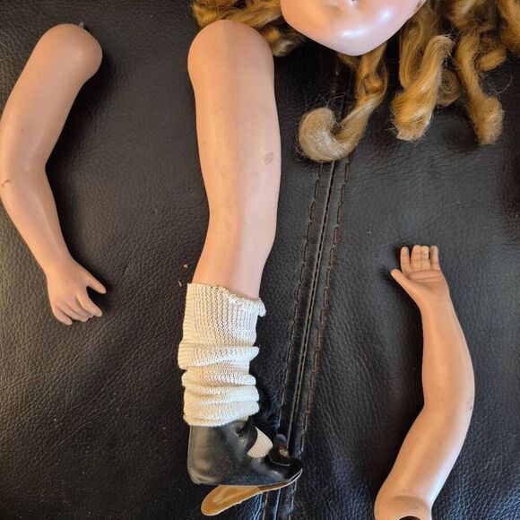 Doll Parts, Vintage 2 legs, 1 body, 1 head & 2 arms - Picture 4 of 16